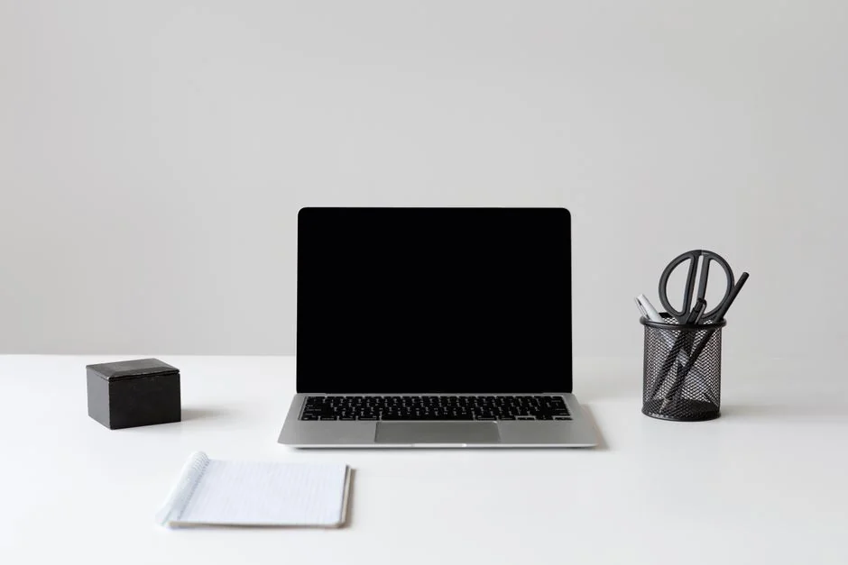 Gros plan sur des mains qui interagissent avec un site d’achat sur l’écran d’un ordinateur portable, à l’intérieur.