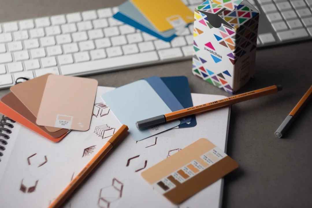 Vue rapprochée détaillée d’une maquette filaire dessinée à la main sur papier pour un projet UX.